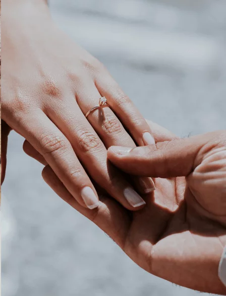 Dos manos con un anillo delicado