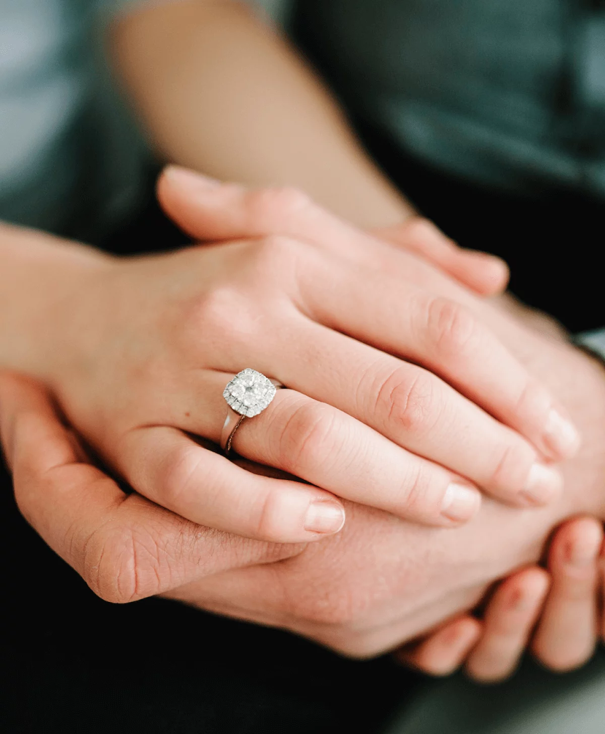 Manos con anillo de diamante