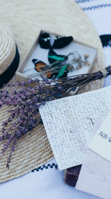 Cartas, papel y flores