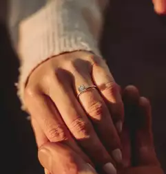 Manos unidas con un anillo de recuerdo