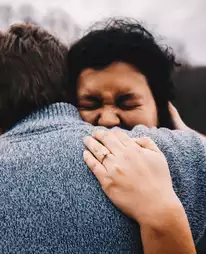 Abrazo emotivo con un anillo de recuerdo