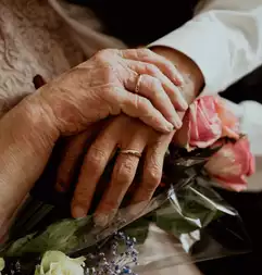 Manos sosteniendo flores