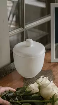 Urna con muestra de carbono