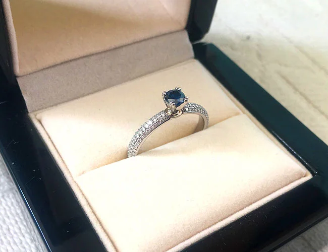 Memorial diamond jewellery shown with the review by Shawna, Alberta (CA)